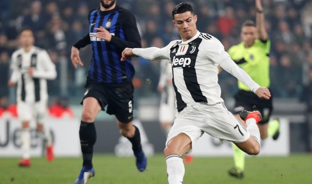  巴黎圣日耳曼主场大胜领跑积分榜  