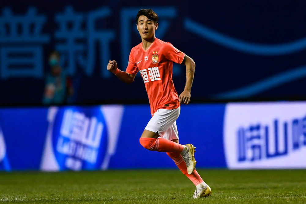  尼姆前锋状态火热，连续破门领跑射手榜前列